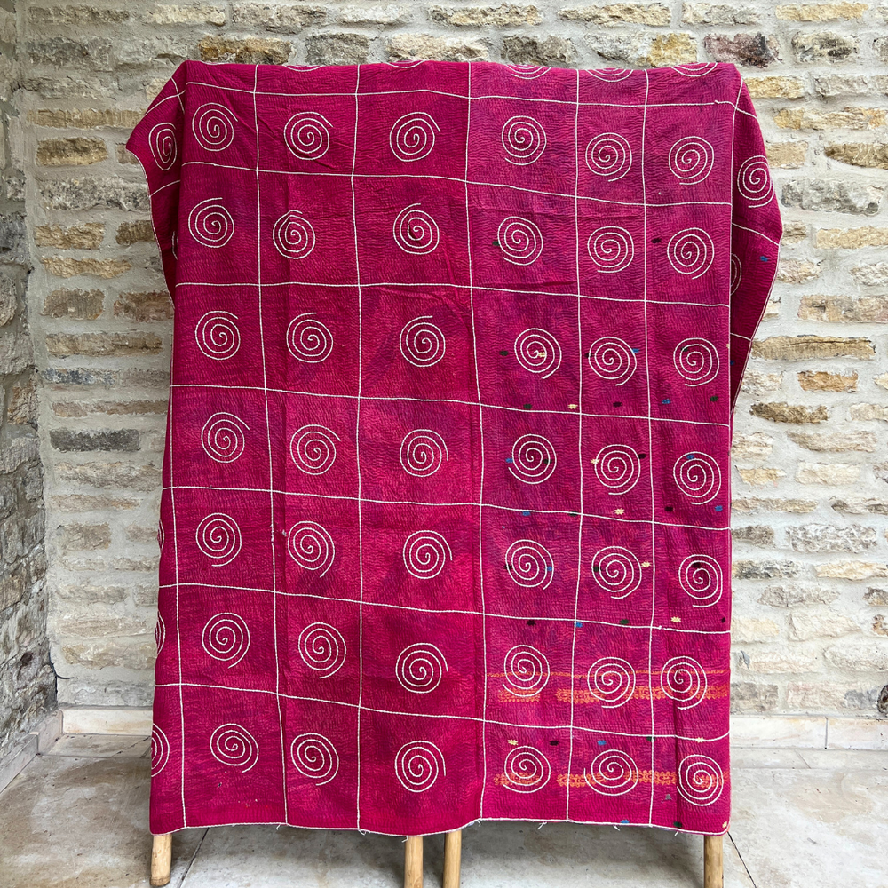 
                      
                        Lightweight Kantha Quilt No. 424
                      
                    